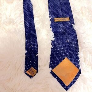 🌷 Donna Karan🌷100% Silk Tie